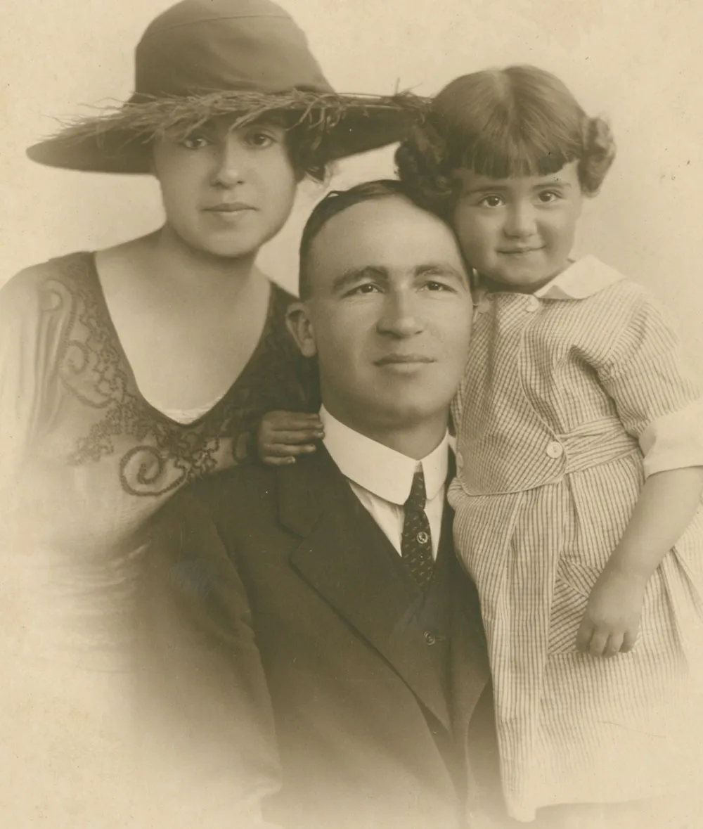 Sabiha Sertel with husband Zekeriya Sertel and daughter, Sevim, New York City,1919