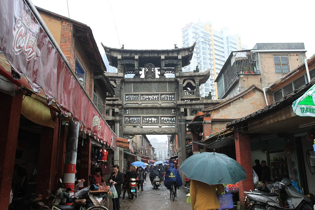 ​漳州石牌坊，位于中国福建省漳州市，是全国重点文物保护单位。