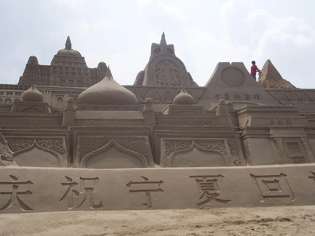 The sand sculptures in Desert Lake scenin spot near Zhongwei, Ningxia, China