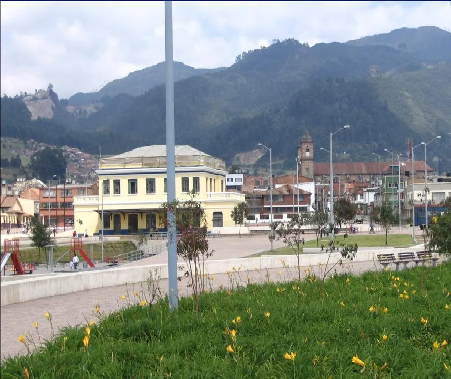 Estación de la Sabana en es:Zipaquirá, detrás se observa el centro histórico de la ciudad y al fondo los cerros de Zipaquíra, en cuyas entranas se localizan las minas y  Catedral de Sal.
Foto tomada por tequendamia para la wikipedia

es:Categoría:Colombia (imagen)