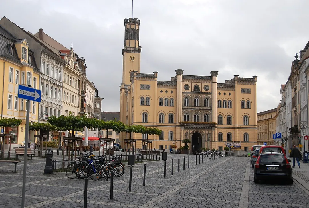 Neu sanierter Marktplatz mit Rathaus