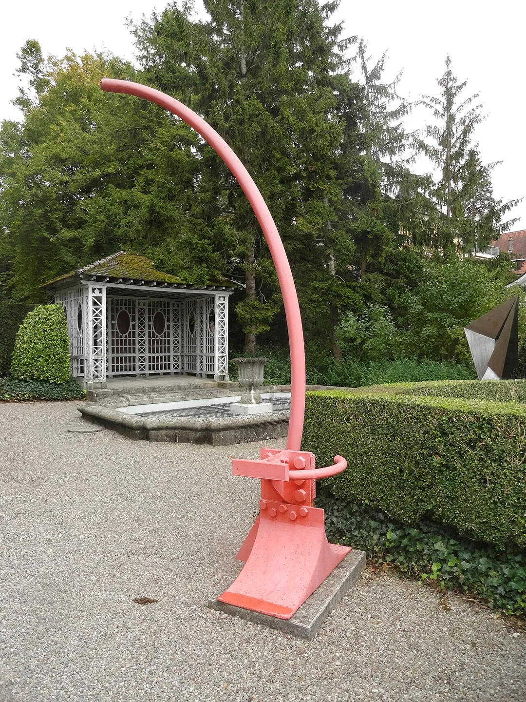 «Danielstengel» Eisenplastik von Bernhard Luginbühl, 1969. 335 cm hoch, Eisen, bemalt Park Villa Meier-Severini, Zollikon