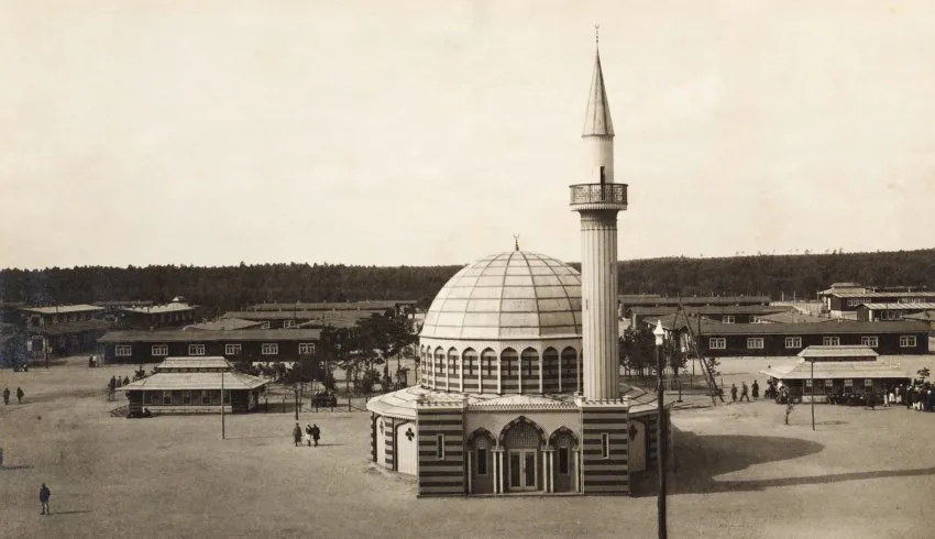 Halbmondlager Mosque in camp
WÃ¼nsdorf in Brandenburg â hier stand die erste deutsche Moschee. Eingeweiht im Ersten Weltkrieg, im Juli 1915. Gebaut fÃ¼r muslimische Kriegsgefangene aus den alliierten Armeen.
Moscheeansicht: Im sogenannten Halbmondlager Wünsdorf wurde im Juli 1915 die erste Moschee auf deutschem Boden errichtet. In dem Kriegsgefangenenlager wurden ausschließlich feindliche Soldaten islamischen Glaubens festgehalten, die in dem Gotteshaus ihren religiösen Praktiken nachgehen konnten. Der vom preußischen Militär finanzierte Bau mit dem circa 25 Meter hohen Minarett wurde in nur fünf Wochen errichtet.

Mosque view: In July 1915 the first mosque was erected on German soil in the so-called half-moon camp Wünsdorf. The POW camp held only enemy soldiers of Islamic faith who were able to practice their religious practices in the temple. The construction, financed by the Prussian military, with the 25 meter high minaret was built in just five weeks