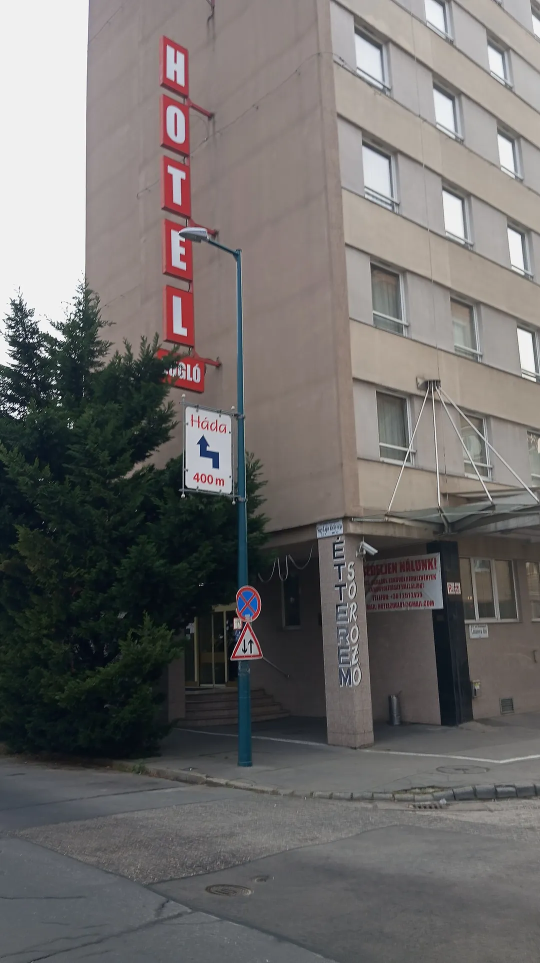 Hutel Zugló entrance Hungary, Budapest, District XIV Nagy Lajos Király útja 204.