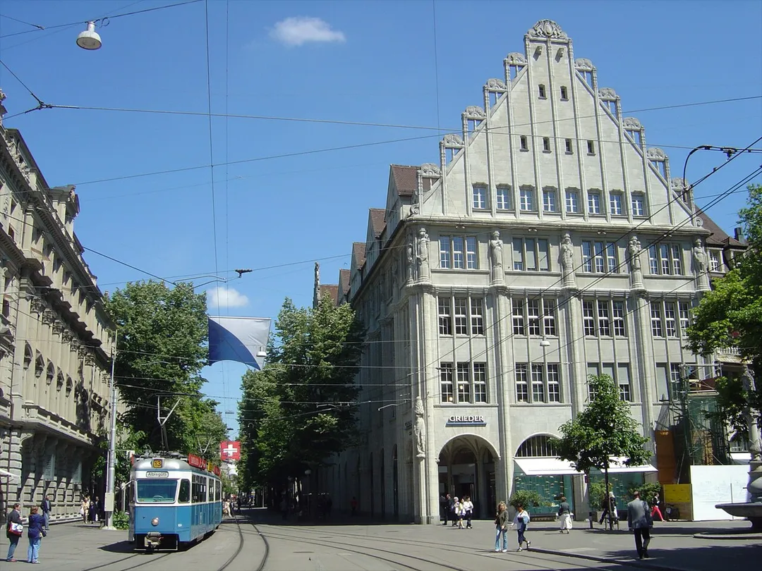 Die Bahnhofstrasse in Zürich vom Paradeplatz aus gesehen
