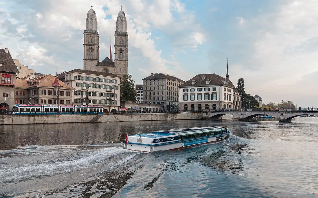 Zurich:Limmat and Grossmünster.